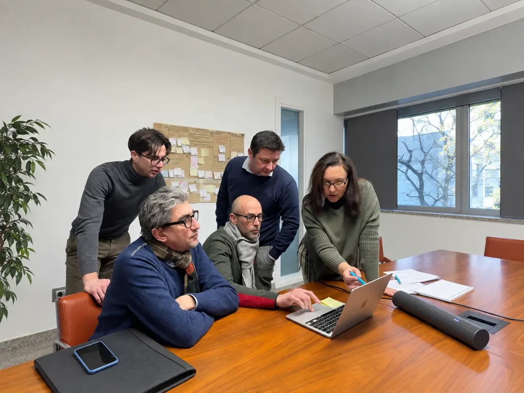 Team durante un incontro di consulenza per analizzare esigenze e processi di pulizia professionale