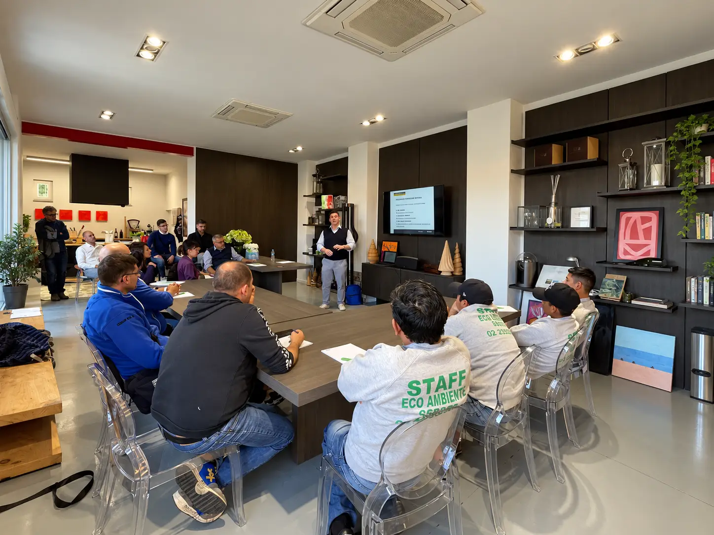 Sessione di formazione rivolta agli operatori sulle procedure di pulizia professionale
