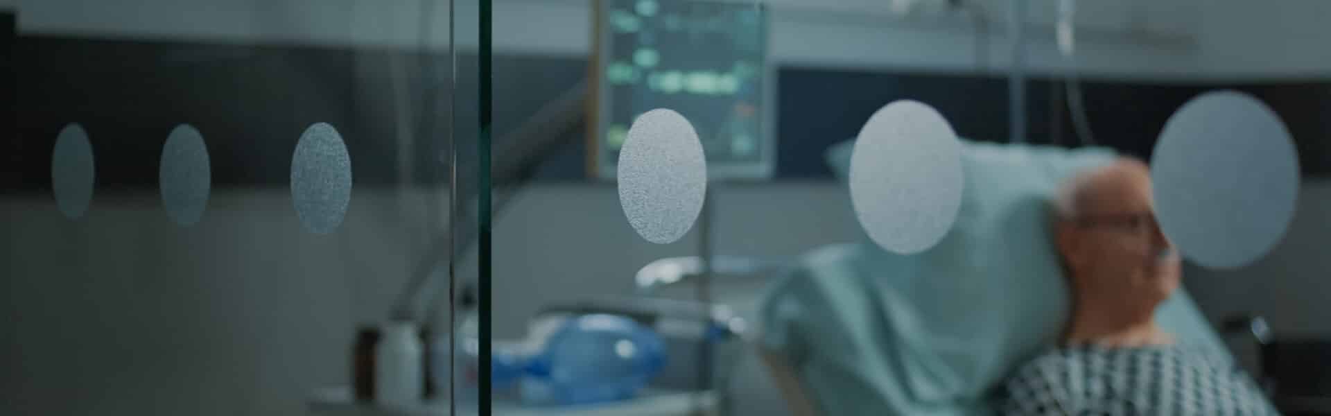 paziente-anziano-con-malattia-seduto-nel-reparto-ospedaliero