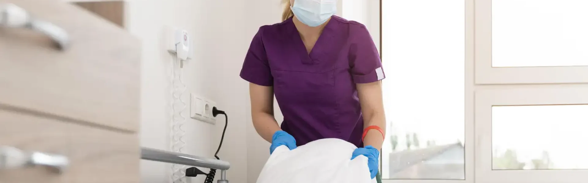 studentessa-medicina-che-indossa-una-maschera-medica-mentre-fa-la-sua-pratica